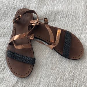 Ugg Black Leather Metallic Gold Sandals. Size 8